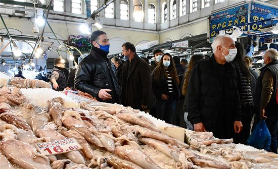 Καθαρά Δευτέρα: Kοσμοσυρροή στη Βαρβάκειο για τα ψώνια της τελευταίας στιγμής (vid)