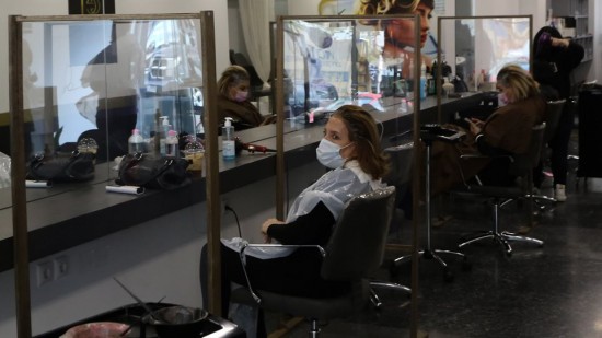 Lockdown: Ανοίγουν σήμερα κομμωτήρια, κέντρα αισθητικής, αρχαιολογικοί χώροι, πάρκα (vid)