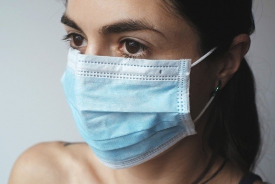 Μάσκες κορωνοϊού: Ποιοι πρέπει να φορούν διπλή – Νέες οδηγίες από το υπουργείο Υγείας