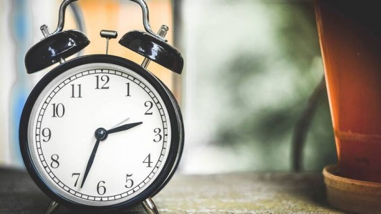 Γυρίζουμε πίσω τα ρολόγια: Πώς η αλλαγή ώρας μπορεί να επιδεινώσει την ενεργειακή κρίση