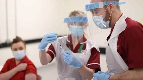 Η γερμανική BioNTech μεταφέρει την έρευνα για τον καρκίνο στη Βρετανία – «Οι συνθήκες εκεί είναι ευνοϊκότερες»