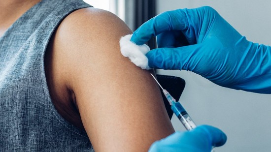 Κορωνοϊός: Ξεκινούν στις 21/4 οι εμβολιασμοί για τους 50άρηδες – Στη «μάχη» και το μονοδοσικό της J&J (vid)