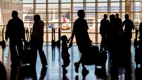 Κομισιόν: Οι αεροπορικές εταιρείες να σέβονται τα δικαιώματα των καταναλωτών
