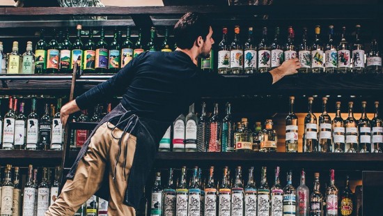 «Πόλεμος της τεκίλα» στο Χόλυγουντ – Ποιοι celebrities «σφάζονται» να βάλουν την υπογραφή τους σε ένα μπουκάλι