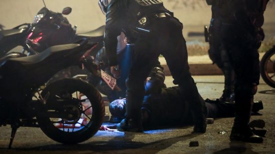 Νέα Σμύρνη: Οι κουκουλοφόροι έδρασαν με σχέδιο – Ο ανηλεής ξυλοδαρμός του αστυνομικού