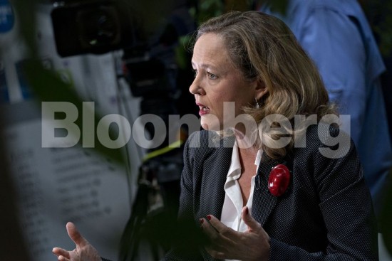 Υπουργός της Ισπανίας «τα βάζει» με τους τραπεζίτες – «Απαράδεκτοι» οι υψηλοί μισθοί τους