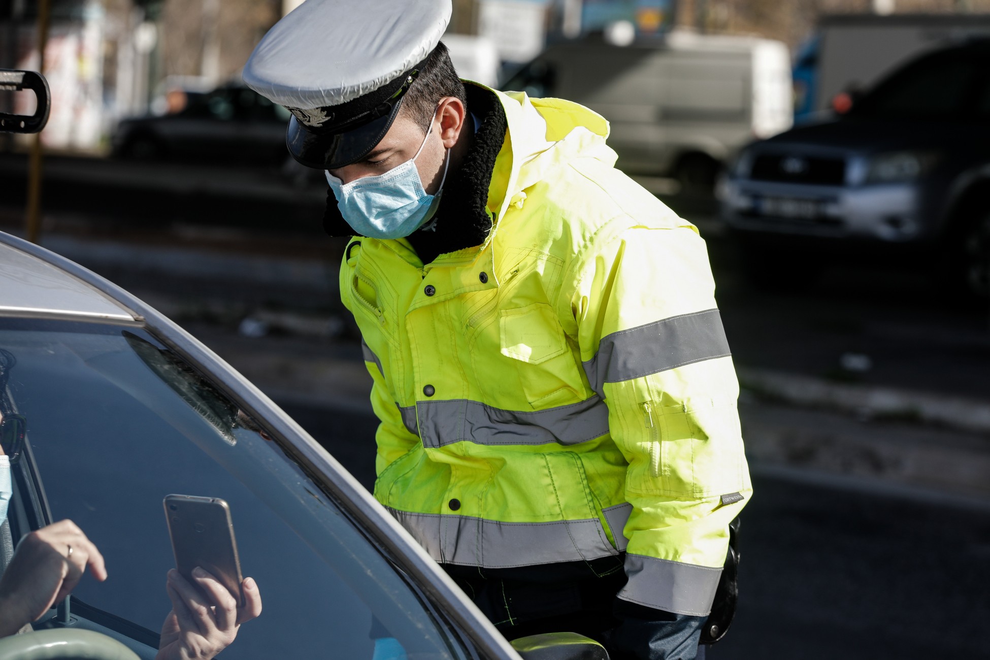 Lockdown: Τι αλλάζει τις καθημερινές – Πότε επιτρέπεται η μετακίνηση από δήμο σε δήμο (vid)