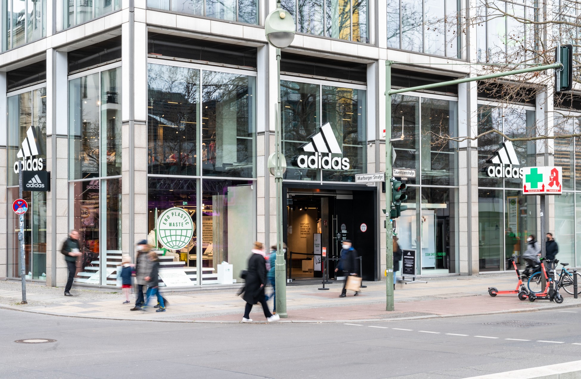 Adidas: Προειδοποιεί για μεγάλο «πλήγμα» στα κέρδη μετά το «διαζύγιο» με τον Κάνιε Γουέστ