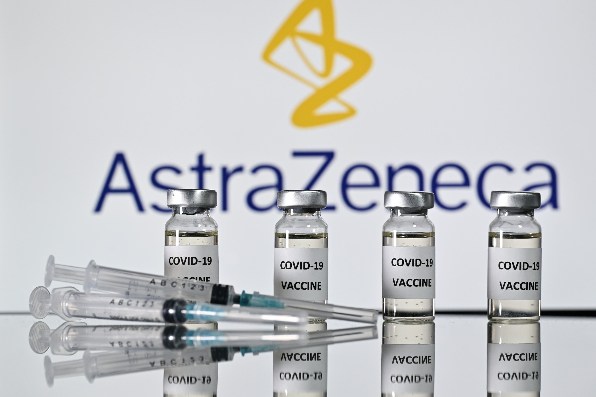 Εμβόλιο AstraZeneca: Τέλος και επίσημα για όσους είναι κάτω των 60 ετών – Τι θα κάνουν όσοι έκαναν την 1η δόση