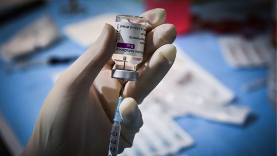 FDA: «Πράσινο φως» για εμβολιασμό τρίτης δόσης με Pfizer στους 16 και 17 ετών
