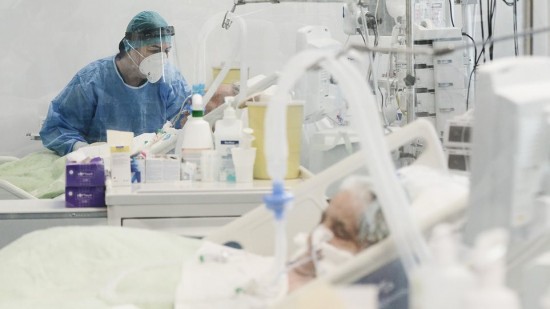Κορωνοϊός: Στο όριο το ΕΣΥ – Φόβοι ότι θα «σπάσει» το φράγμα των 900 διασωληνωμένων