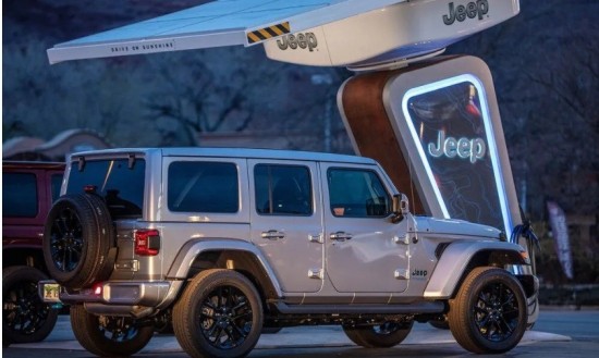 Η Jeep στην πρίζα: Τοποθετεί φορτιστές ακόμα και στην έρημο