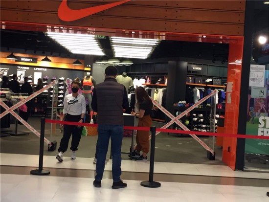 Εμπορικά κέντρα: Με αυξημένα μέτρα ασφαλείας η πρεμιέρα (pics)