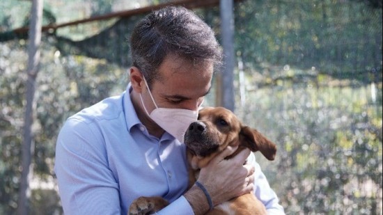 Στο καταφύγιο για άστεγα και εγκαταλελειμμένα ζώα στην Ηλιούπολη ο πρωθυπουργός