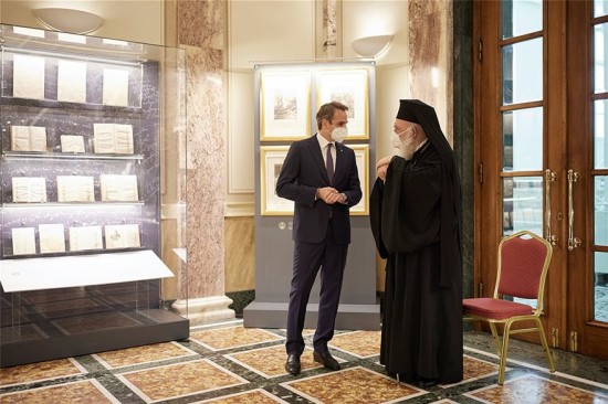 Μητσοτάκης – Ιερώνυμος: Περιφορά του Επιταφίου γύρω από τους ναούς – Νωρίτερα η Ανάσταση