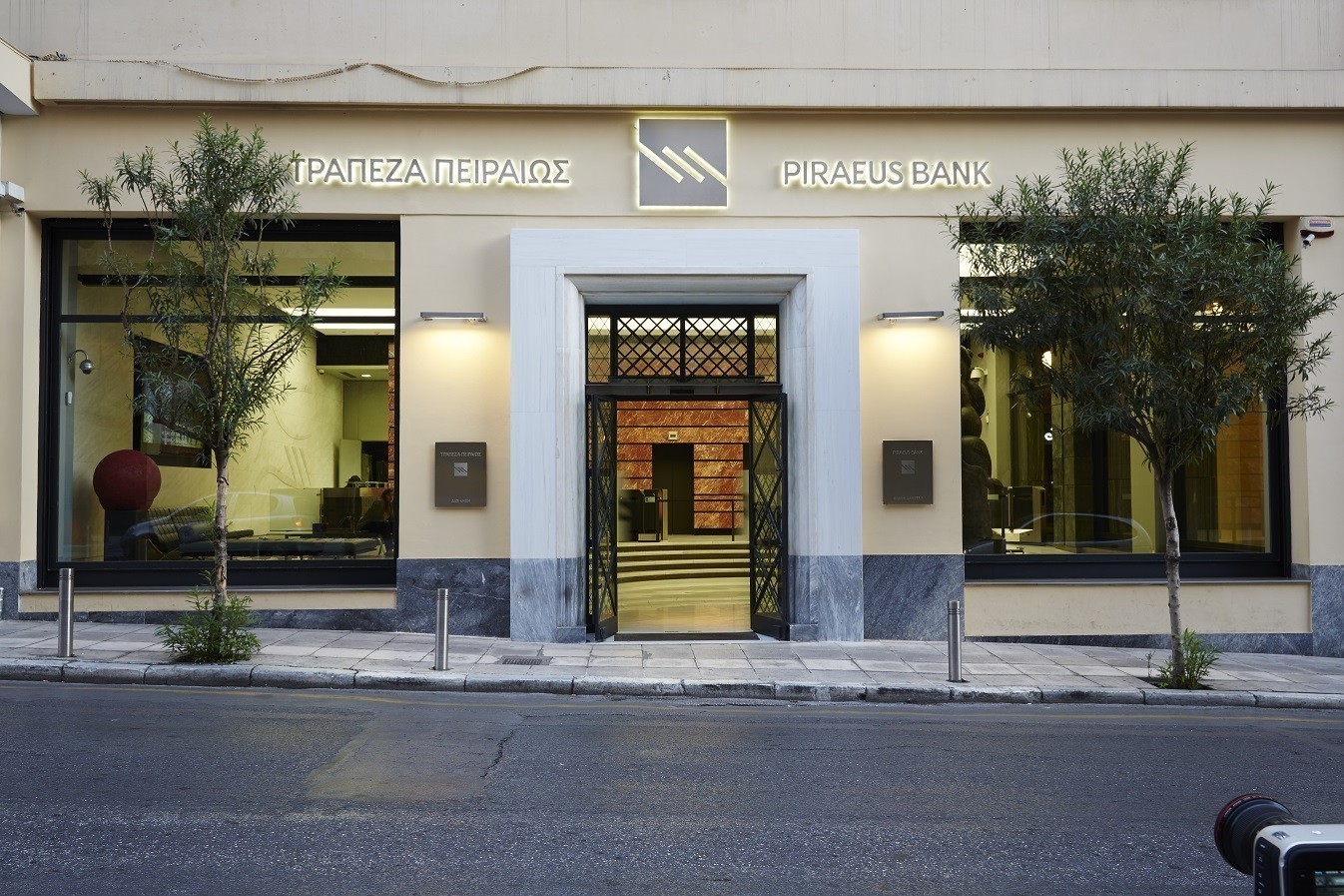 Греческие банки. Пиреус банк. Греческий банк. Популярный банк в Греции.