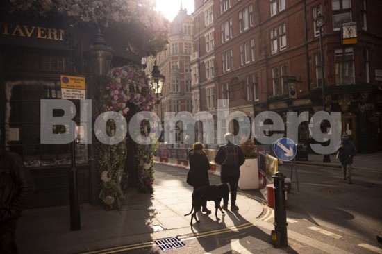 Οι Ευρωπαίοι έχουν αποταμιεύσει 600 δισ. – Θα πέσουν στην κατανάλωση ή θα «μείνουν στο στρώμα»;