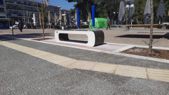 Ηλιακά παγκάκια: Έκαναν την εμφάνισή τους και στην Αθήνα – Επιτρέπουν φόρτιση και WI-FI με χρήση ΑΠΕ