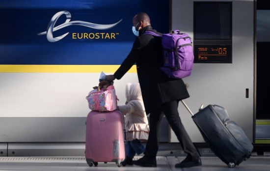 «Γεμάτα» τα τρένα στη Μάγχη – Πώς το χάος στα αεροδρόμια ωφελεί τη Eurostar