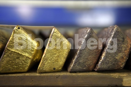 Χρυσός: Υποχωρεί το πολύτιμο μέταλλο από το υψηλό τριμήνου