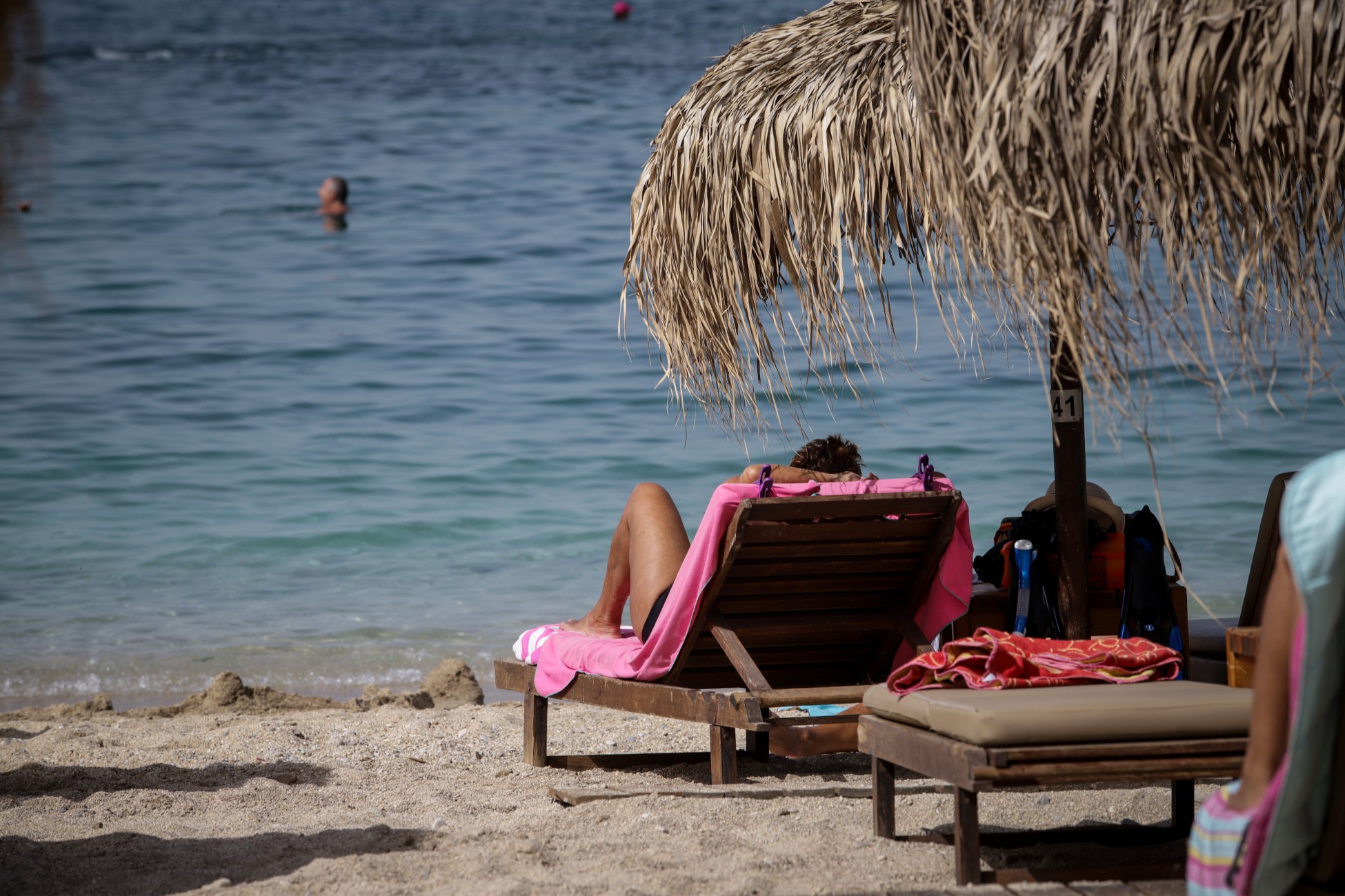 Κορωνοϊός: Γέμισαν οι παραλίες από κόσμο το πρώτο Σαββατοκύριακο (pics)