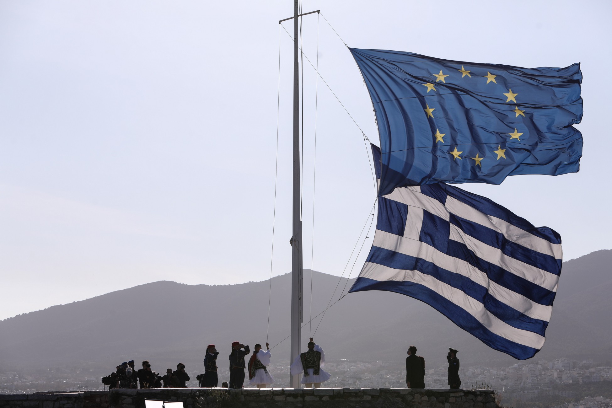 Ημέρα της Ευρώπης: Έπαρση της ελληνικής και της ευρωπαϊκής σημαίας στην Ακρόπολη