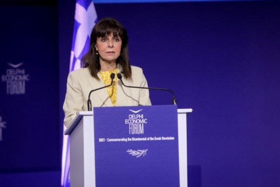 Σακελλαροπούλου στο Οικονομικό Φόρουμ Δελφών: Η Ελλάδα σταδιακά επιστρέφει στην κανονικότητα