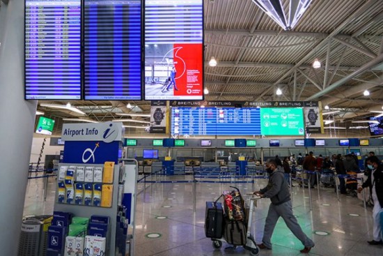 «Σύννεφα» ξαναφέρνουν στα ευρωπαϊκά αεροδρόμια οι ταξιδιωτικοί περιορισμοί