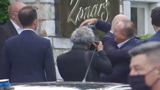 Θερμός εναγκαλισμός Δένδια – Τσαβούσογλου