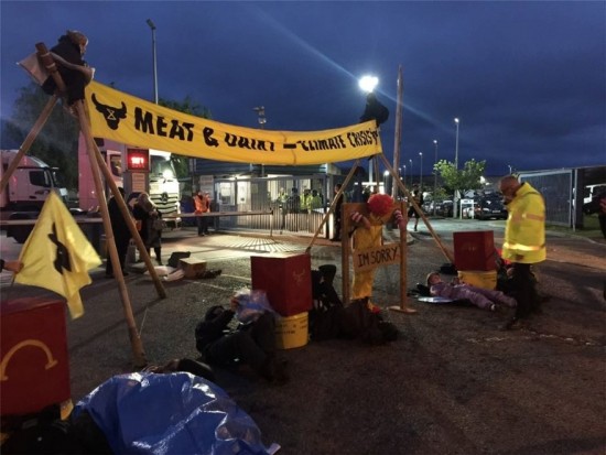 Βρετανία: Vegan ακτιβιστές μπλόκαραν σημεία τροφοδοσίας της McDonald’s