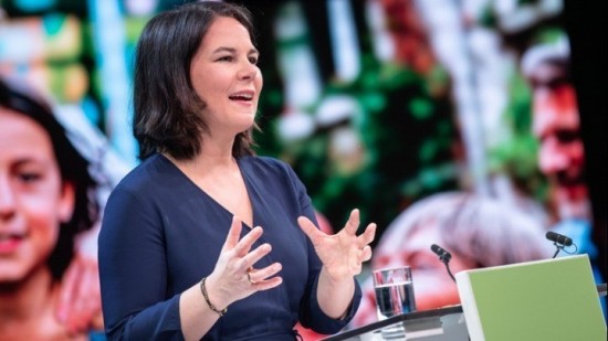 Γερμανία: Βλακώδης παράλειψη τα αδήλωτα πρόσθετα εισοδήματα, παραδέχεται η Μπέρμποκ