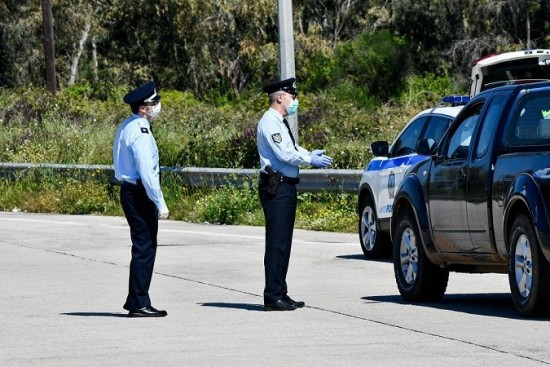 Μετακινήσεις: Τι αλλάζει – Πόσα άτομα επιτρέπονται σε ΙΧ και ταξί – Πότε φοράμε μάσκα