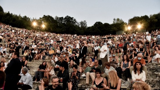 Ανοίγουν σήμερα τα θέατρα σε ανοιχτούς χώρους – Αποφάσεις για γυμναστήρια και δεξιώσεις