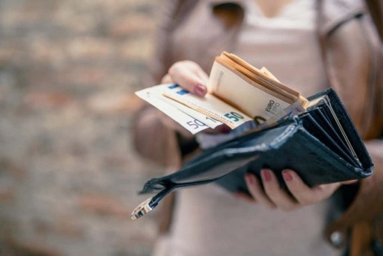 Επίδομα άδειας: Πώς υπολογίζεται και πότε χορηγείται – Όσα πρέπει να γνωρίζετε