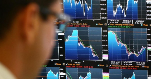 Υποχωρούν από τα ιστορικά υψηλά οι ευρωαγορές