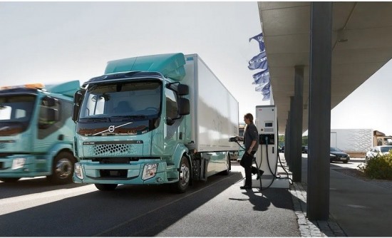 Μελέτη: Ουραγός η Ελλάδα στα σημεία φόρτισης για φορτηγά στην Ευρώπη