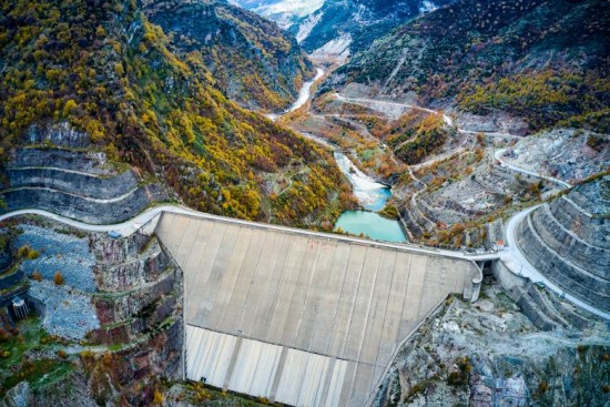Φράγμα Μεσοχώρας: Πώς η επένδυση μισού δισ. της ΔΕΗ στα όρη της Πίνδου ξαναμπαίνει στις ράγες