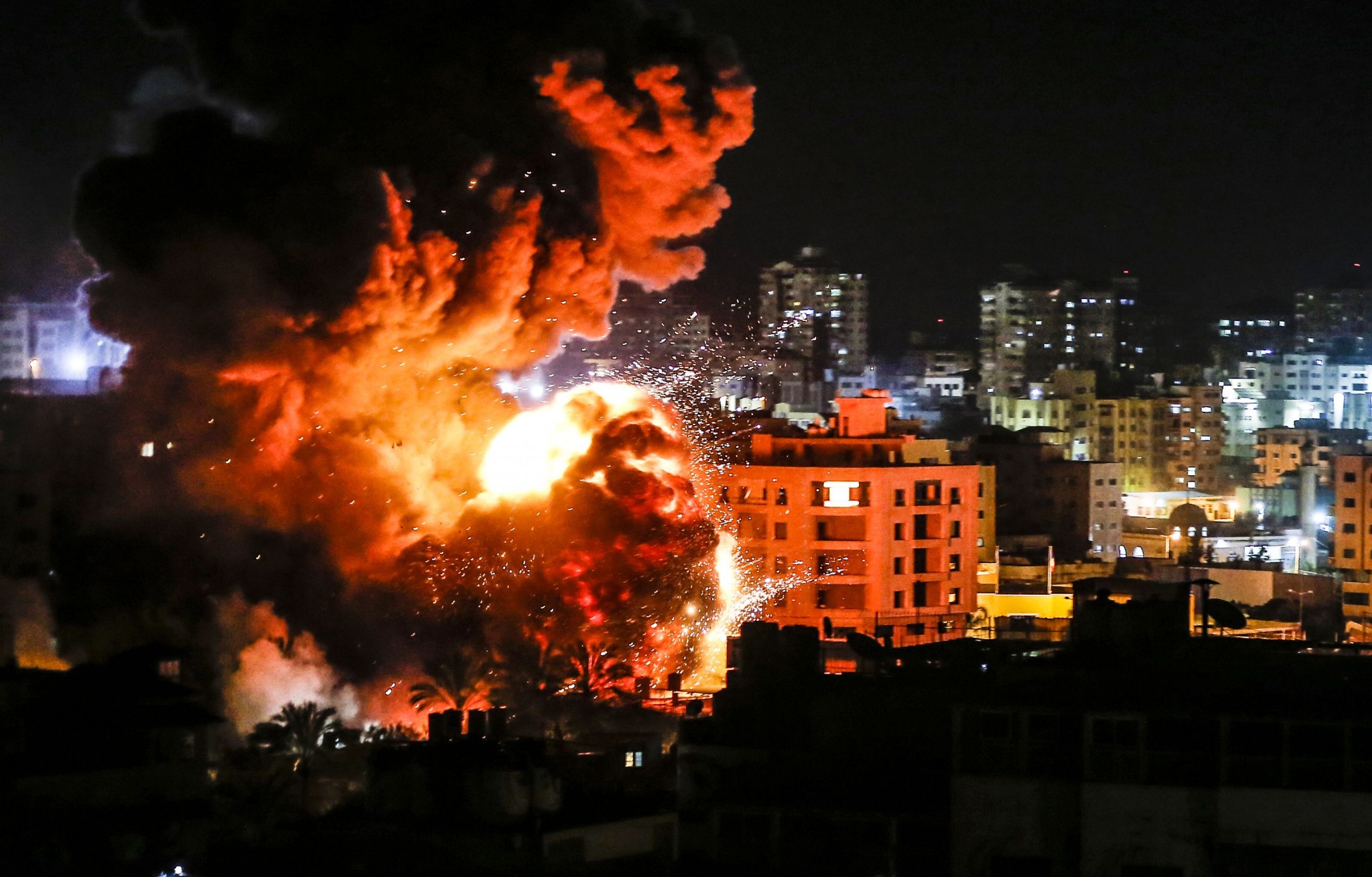 Σε κλοιό βίας το Ισραήλ: Δεκάδες νεκροί από ρουκέτες και αεροπορικές επιθέσεις (Vid)