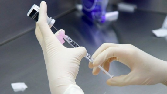 Ανησυχία για τις τρεις απειλητικές υποπαραλλαγές του κορωνοϊού – Εμβολιασμό συστήνουν οι ειδικοί