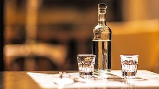 ΙΟΒΕ: Οι 9 θετικές επιδράσεις από τη μείωση του ΕΦΚ στα αλκοολούχα ποτά
