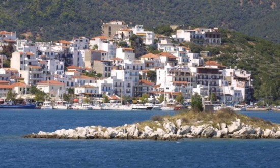 Σκιάθος: Κλείνουν οι συμφωνίες για τη νέα τουριστική περίοδο – Ποιοι είναι οι στόχοι