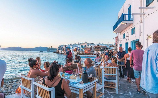 Ελλάδα: 2ος δημοφιλέστερος προορισμός για τους Βρετανούς ταξιδιώτες