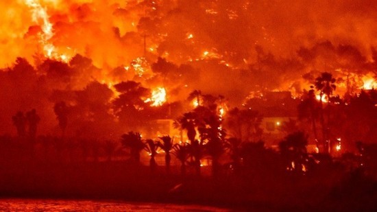 Πυρκαγιά στην Κορινθία: Απομακρύνονται κάτοικοι από το Αλεποχώρι – Κάηκαν σπίτια