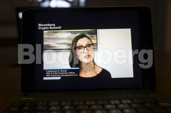 Κάθι Γουντ: «Το Βitcoin δεν μπορεί να το σταματήσει κανείς»