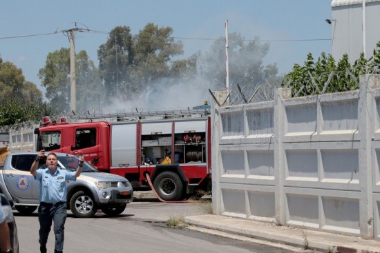 Ασπρόπυργος: Τέθηκε υπό μερικό έλεγχο η φωτιά στο βυτιοφόρο – Είχε ζητηθεί εκκένωση της περιοχής