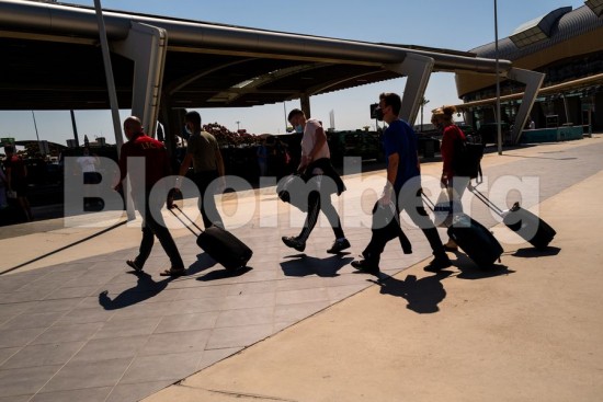 Χάος στην Πορτογαλία: Μέχρι και $1.000 εισιτήριο πληρώνουν οι Βρετανοί για να φύγουν άρον-άρον