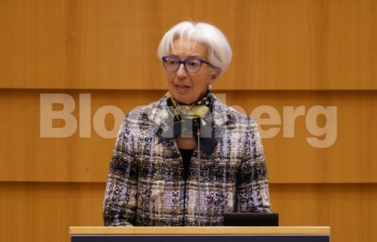 Ομόλογα: Η Λαγκάρντ «κλείνει το μάτι» στους επενδυτές – Γιατί κερδίζει η Ελλάδα