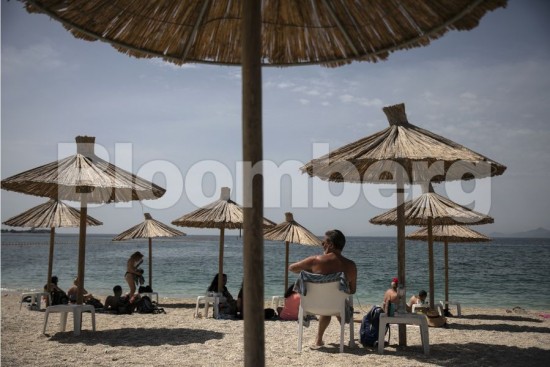 Bloomberg:  Κριτική Μέρκελ – Μακρόν κατά της Ελλάδας για τη χαλάρωση των ταξιδιωτικών περιορισμών