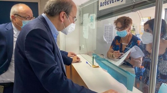 Χατζηδάκης: Απροειδοποίητα στον ΕΦΚΑ Αγίας Παρασκευής – Βρήκε λίγους υπαλλήλους και… χαρτομάνι