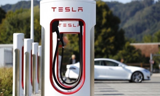 Tesla: Φορτιστές της θα γίνουν προσβάσιμοι για όλες τις μάρκες αυτοκινήτων
